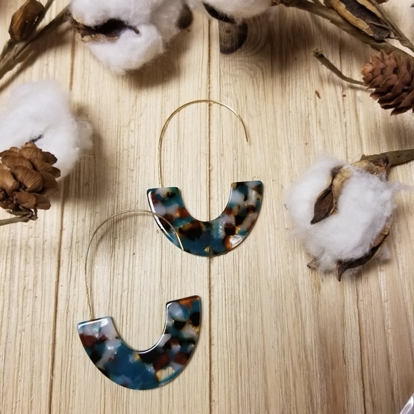 Beautiful TURQUOISE crushed shell hook earrings - Picture 5 of 7